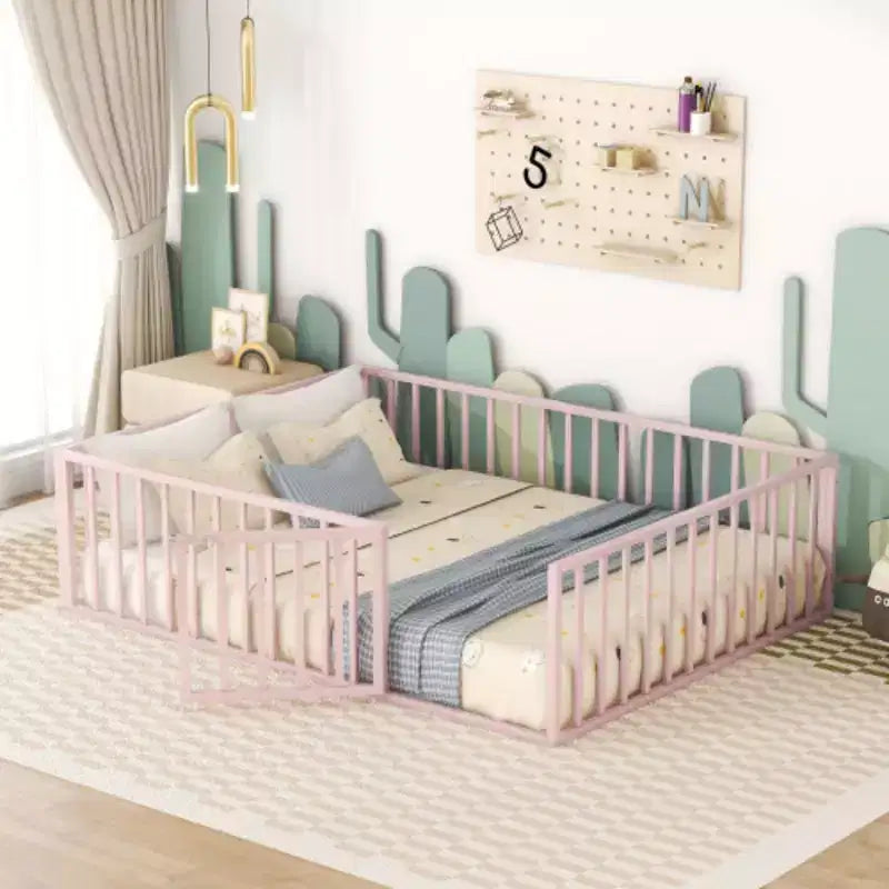 Cadre de lit en métal Queen-Size avec clôture intégrée et porte