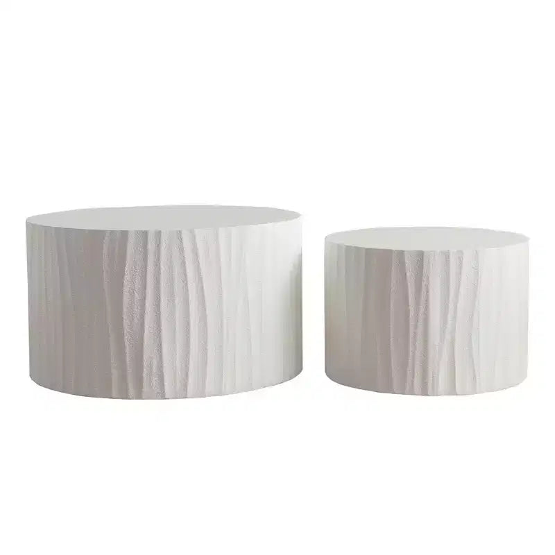 Ensemble de 2 tables basses gigognes rondes avec motifs en relief faits à la main pour salon