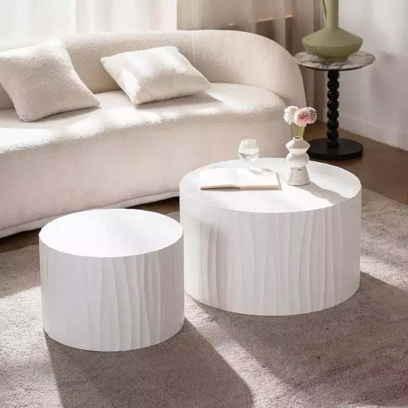 Ensemble de 2 tables basses gigognes rondes avec motifs en relief faits à la main pour salon