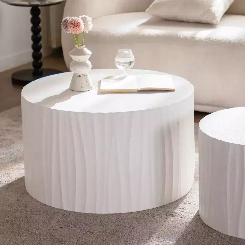 Ensemble de 2 tables basses gigognes rondes avec motifs en relief faits à la main pour salon