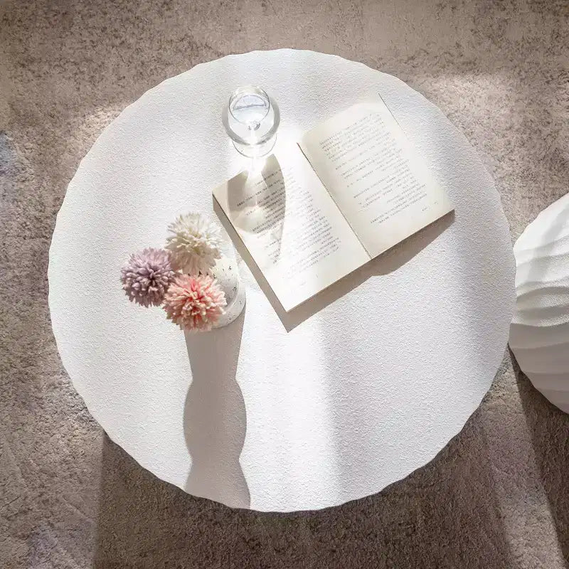 Ensemble de 2 tables basses gigognes rondes avec motifs en relief faits à la main pour salon