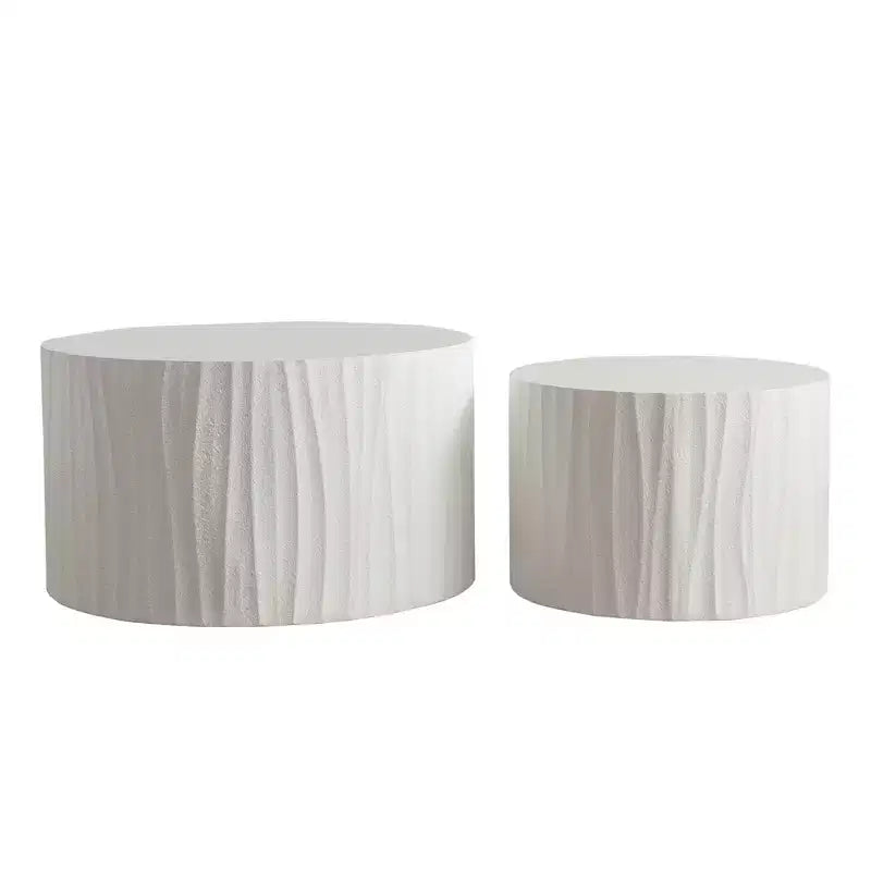 Ensemble de 2 tables basses gigognes rondes avec motifs en relief faits à la main pour salon