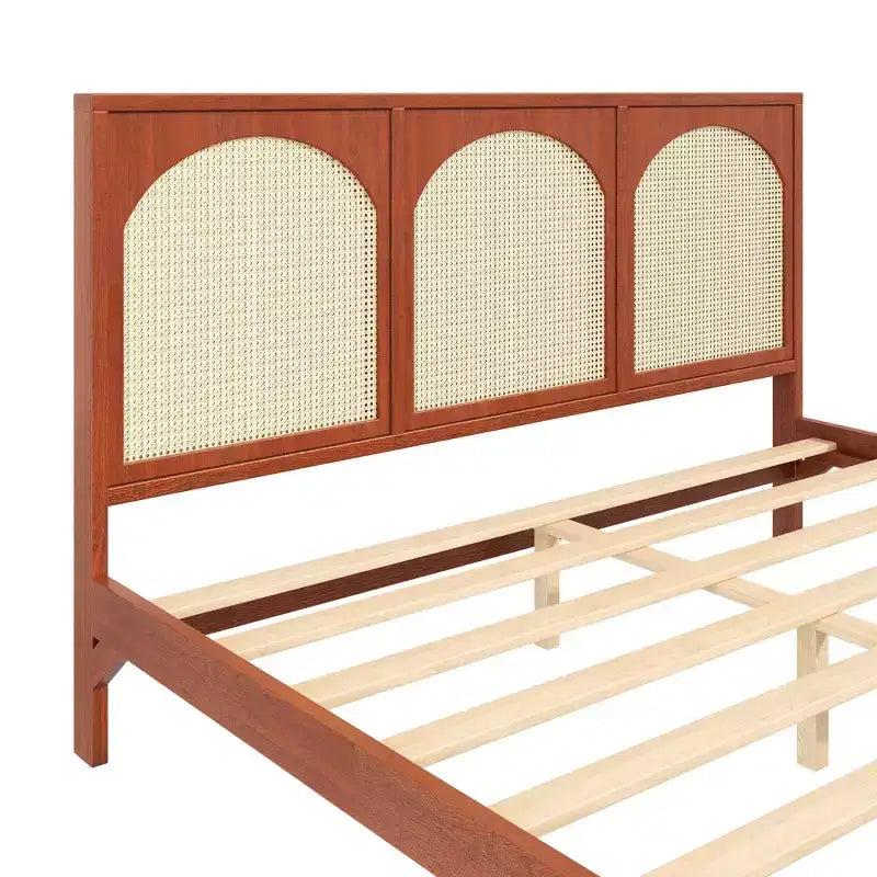 Lit plateforme Brewer en bois avec tête et pied de lit en rotin