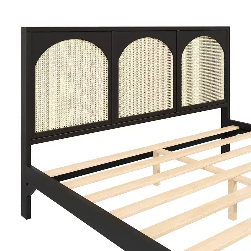 Lit plateforme Brewer en bois avec tête et pied de lit en rotin